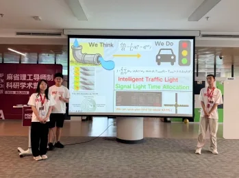 MSRA学生进行结业研究成果演示