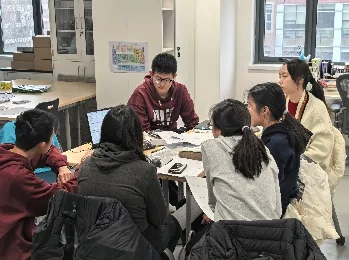 MSRA学员围桌开展小组科研讨论